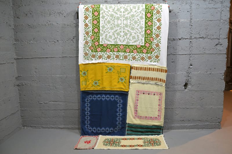 installáció: relief, használati tárgyak