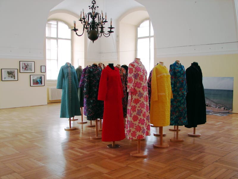 installáció: fotósorozat, textilek, videó