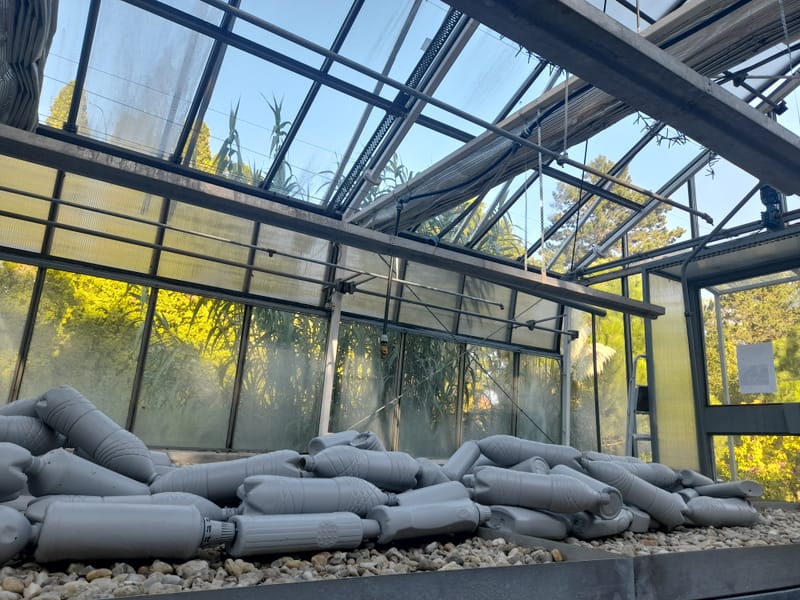 installáció: műanyag palackokból épített plasztika, videó