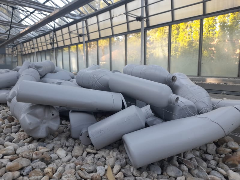 installáció: műanyag palackokból épített plasztika, videó