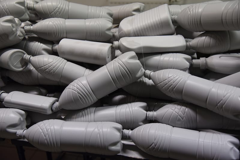 installáció: műanyag palackokból épített plasztika, videó