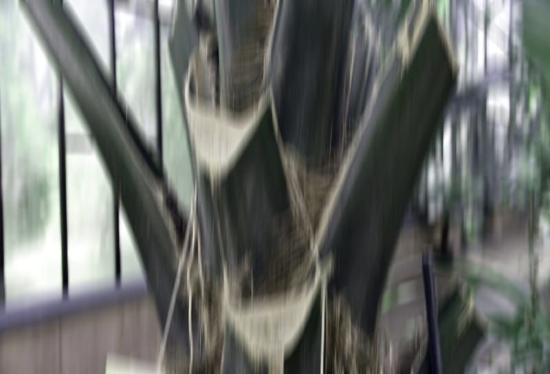 installáció: műanyag palackokból épített plasztika, videó