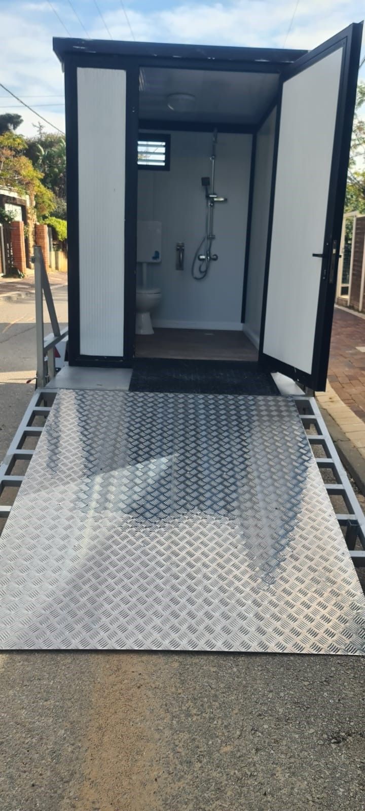 מה זה שירותים ניידים? מדריך קצר וברור – EcoLoo | אקולו