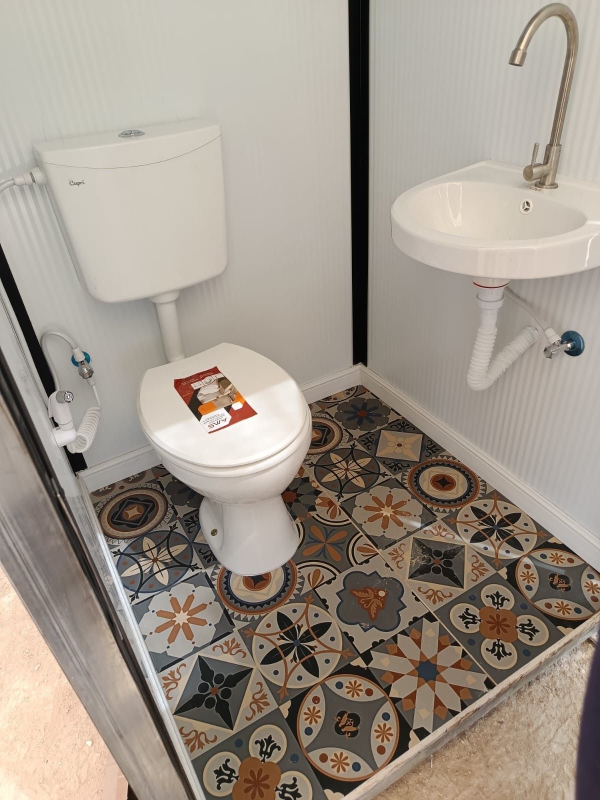 כמה עולים שירותים כימיים? מחירים, מה כלול — ומה עדיף במקום