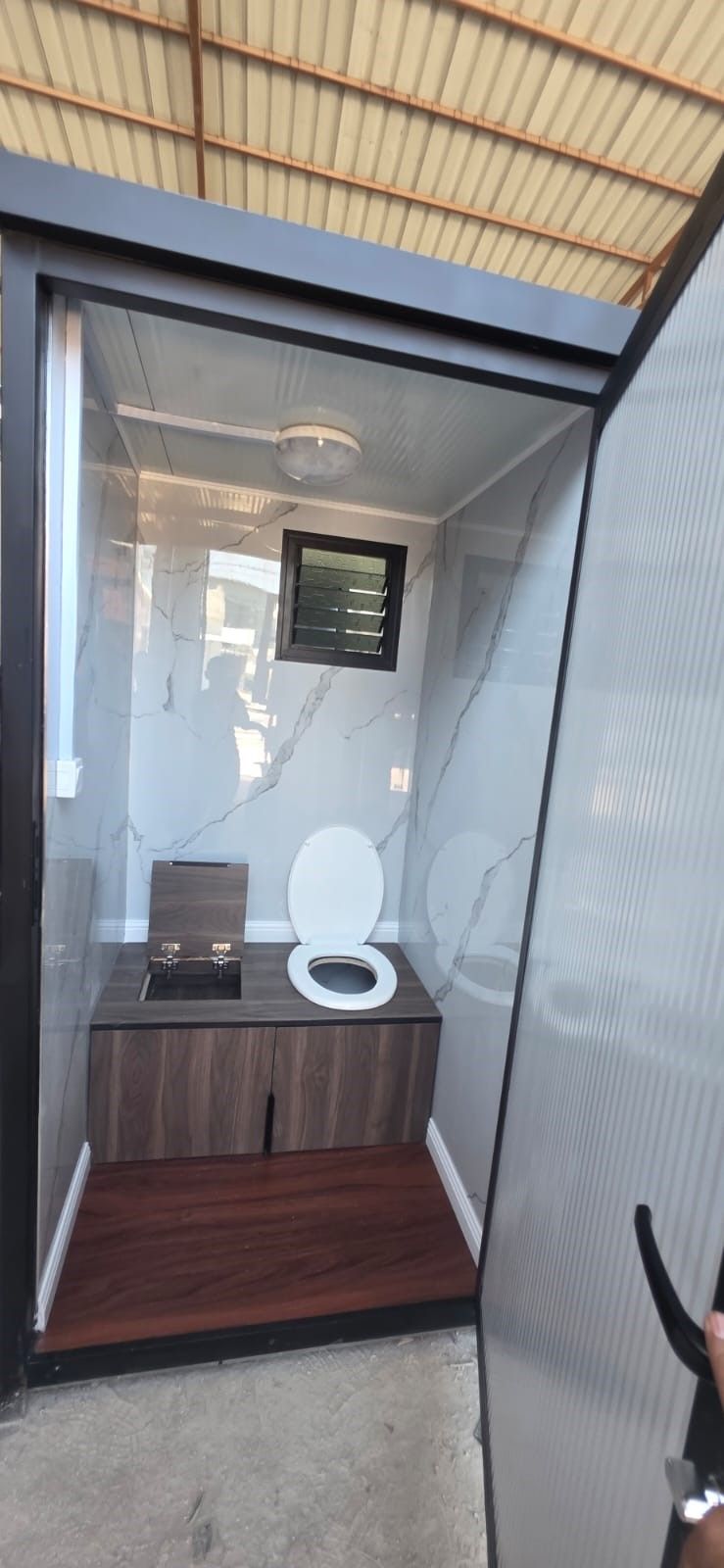 אספקת 2 תאי שירותים אקולוגיים בהתאמה אישית