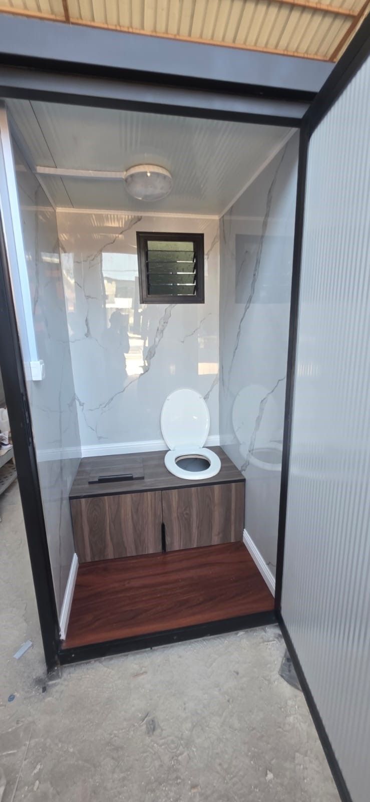 אספקת 2 תאי שירותים אקולוגיים בהתאמה אישית