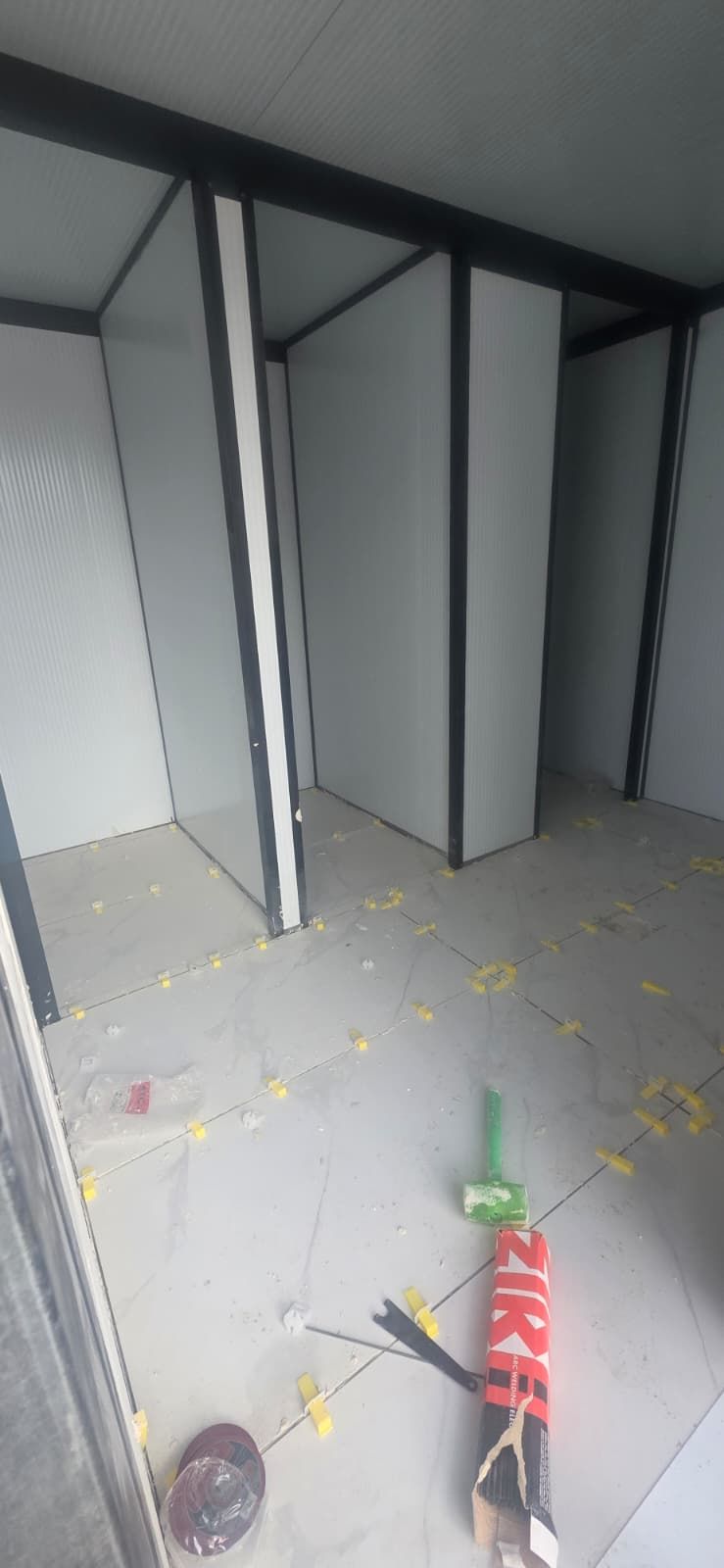 מבנה פנל מבודד בגודל 3×3 מטר הכולל 2 תאי שירותים נפרדים, תא מקלחת, מלתחה מרכזית מרווחת, הכנות אינסטלציה, תאורה, ריצוף גרניט פורצלן ואבזור מלא לשימוש בשטח.