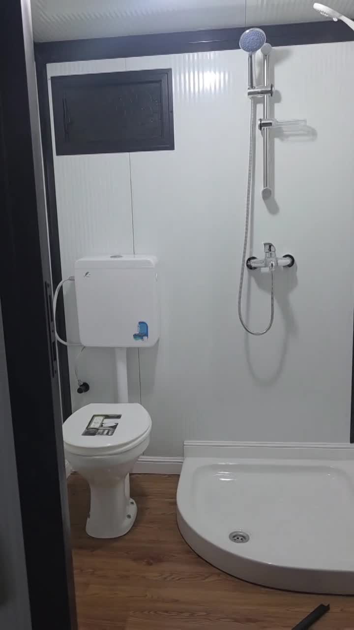 אספקת תא שירותים ומקלחת נייד מפאנל מבודד עבור רואי צח אור בע"מ – מידות 1.50×1.50 מ', כולל אסלה, מקלחת, חלון אלומיניום והכנה לאינסטלציה ולחשמל