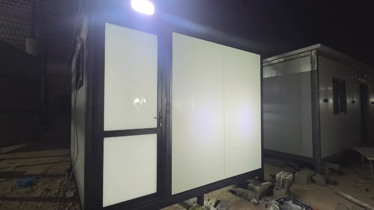 מבנה פנל מבודד בגודל 3×3 מטר הכולל 2 תאי שירותים נפרדים, תא מקלחת, מלתחה מרכזית מרווחת, הכנות אינסטלציה, תאורה, ריצוף גרניט פורצלן ואבזור מלא לשימוש בשטח.