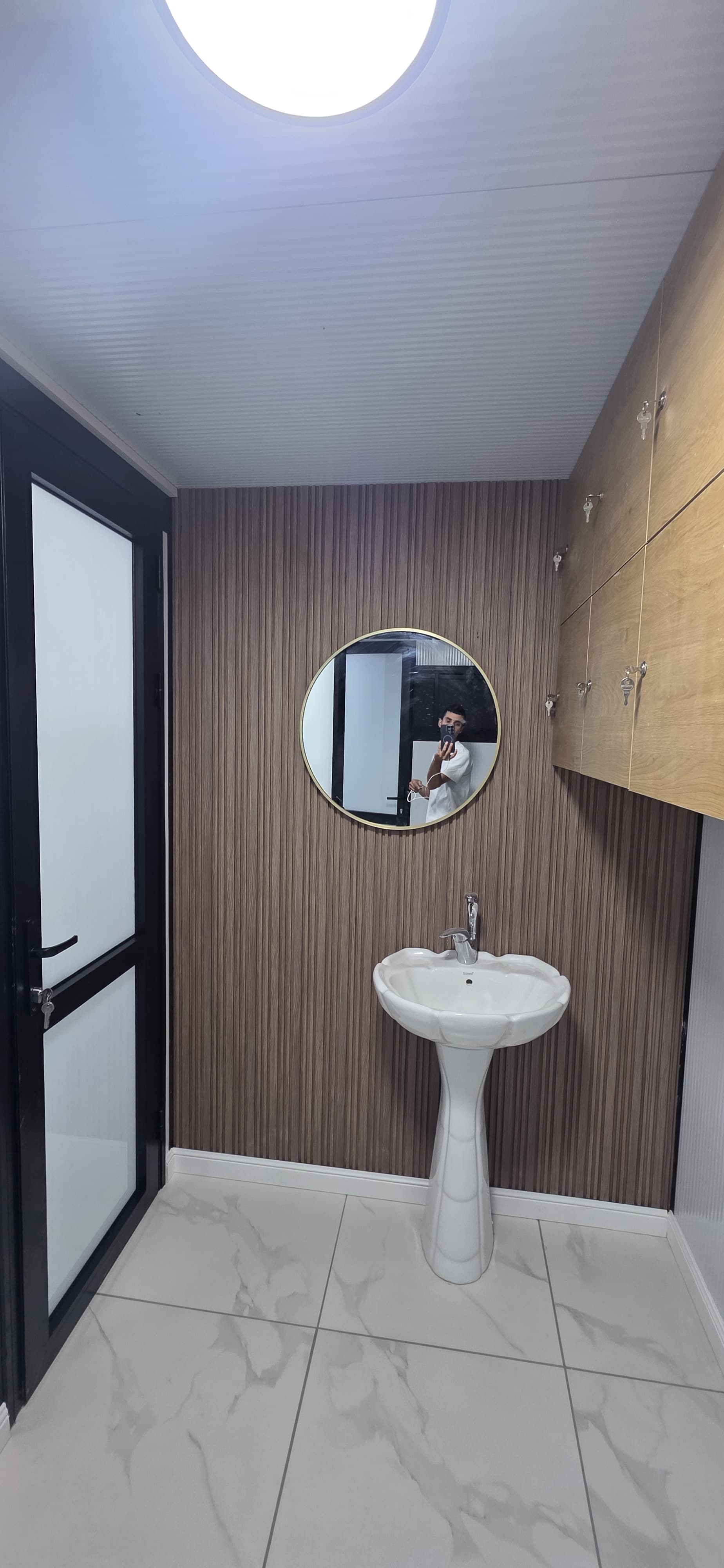 מבנה פנל מבודד בגודל 3×3 מטר הכולל 2 תאי שירותים נפרדים, תא מקלחת, מלתחה מרכזית מרווחת, הכנות אינסטלציה, תאורה, ריצוף גרניט פורצלן ואבזור מלא לשימוש בשטח.