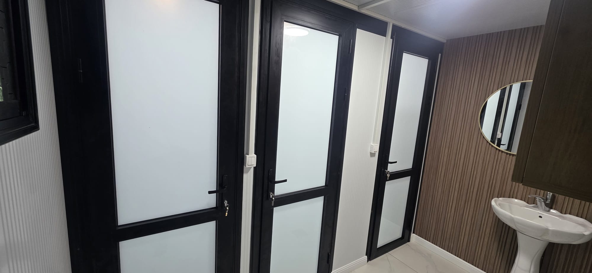 מבנה פנל מבודד בגודל 3×3 מטר הכולל 2 תאי שירותים נפרדים, תא מקלחת, מלתחה מרכזית מרווחת, הכנות אינסטלציה, תאורה, ריצוף גרניט פורצלן ואבזור מלא לשימוש בשטח.