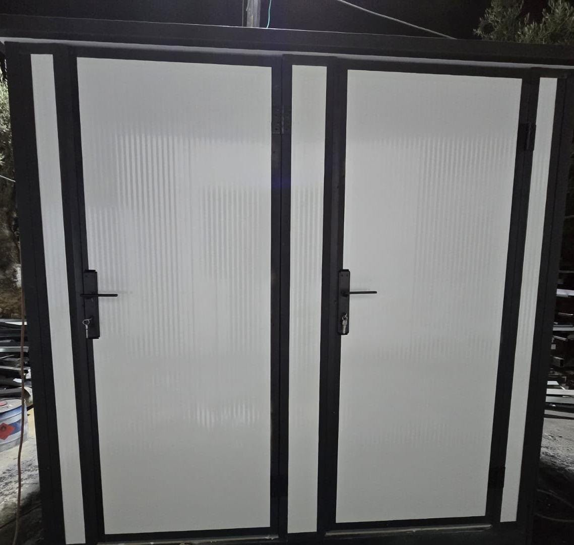 מבנה שירותים כפול מפאנל מבודד – 2 תאים נפרדים