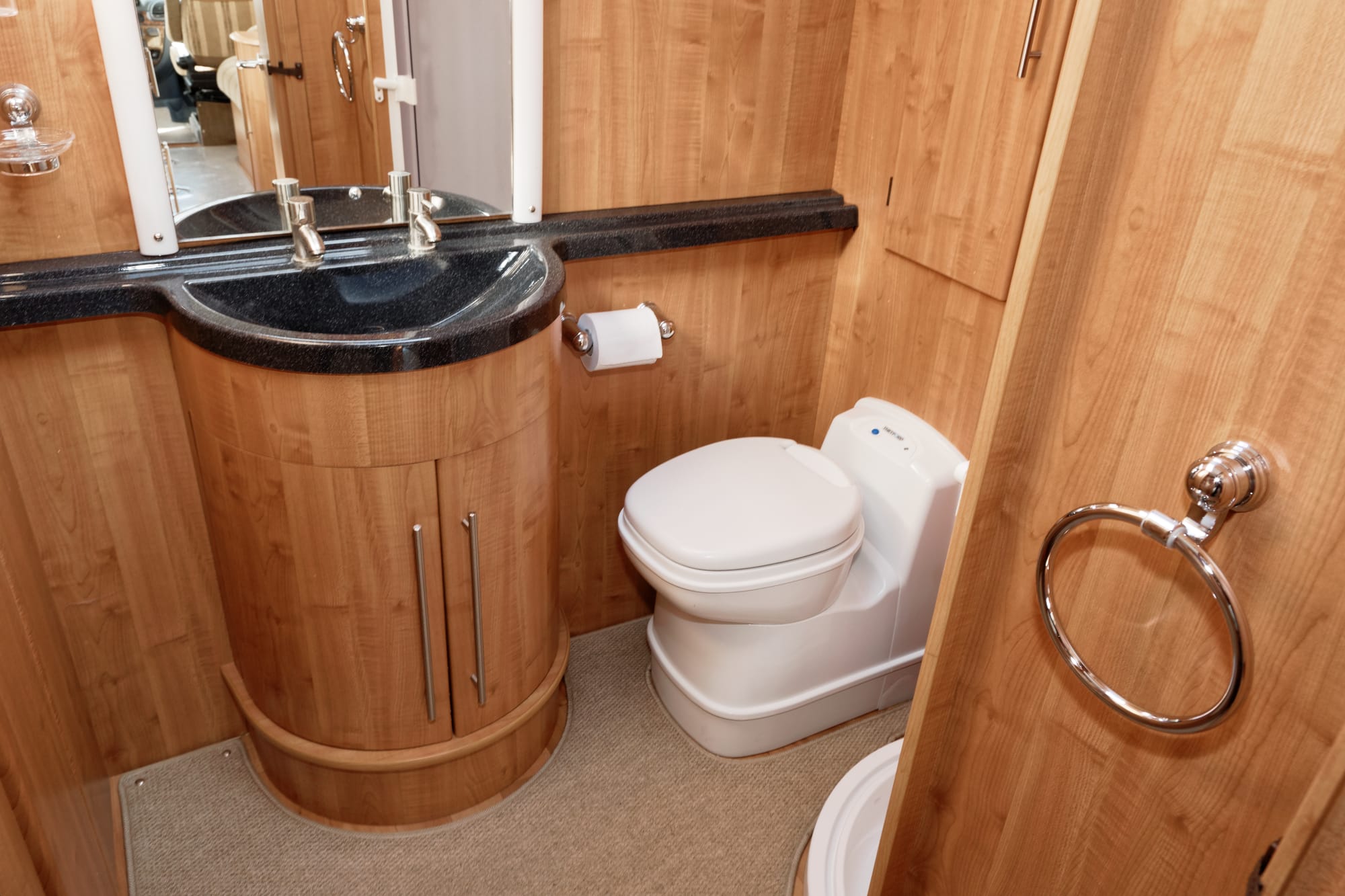 שירותים ניידים להשכרה – פתרון נוח, ירוק ומקצועי לכל אירוע