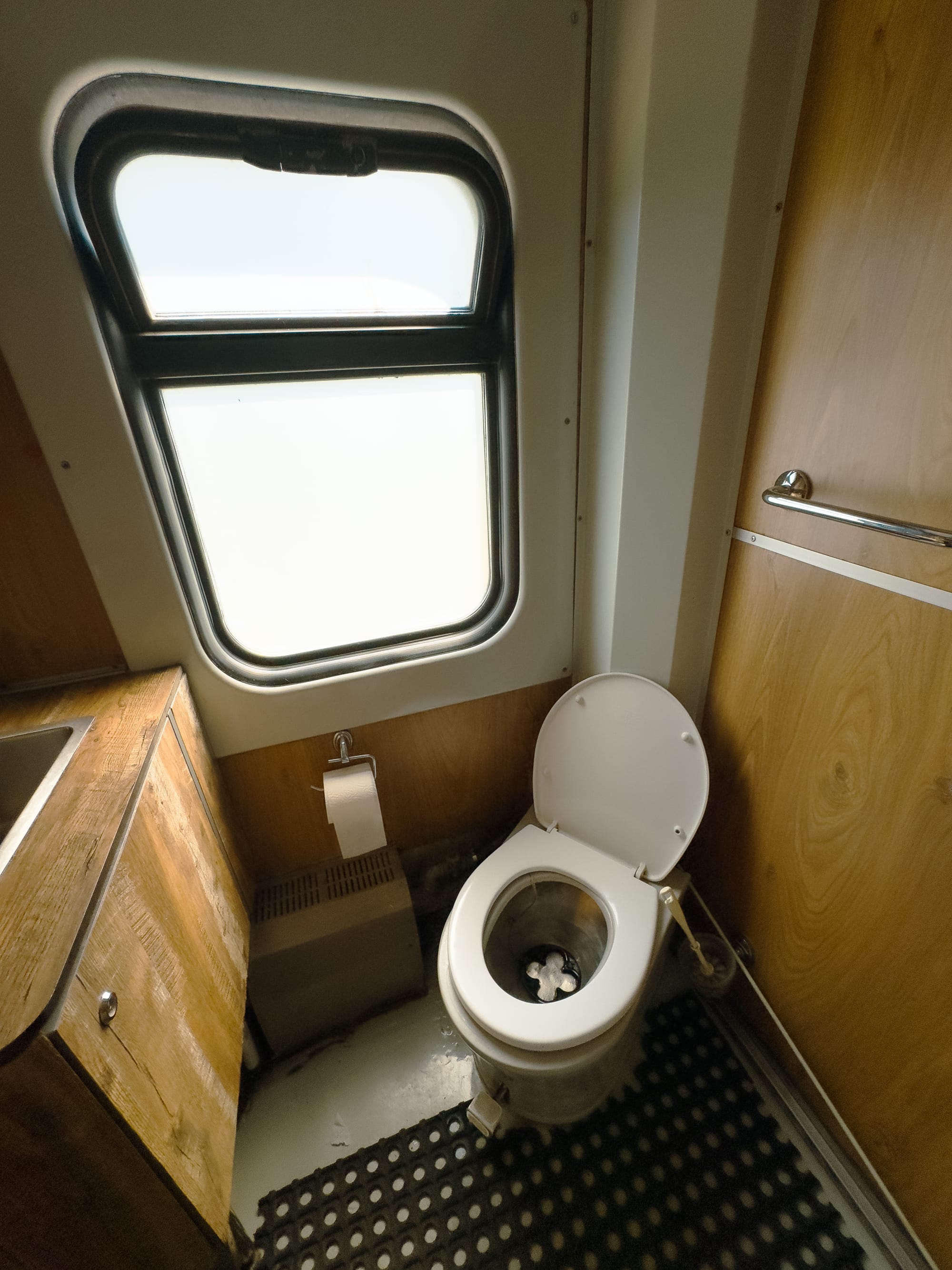 🚻 שירותים ניידים למכירה – פתרון מקצועי למי שצריך מערכת אמינה באמת