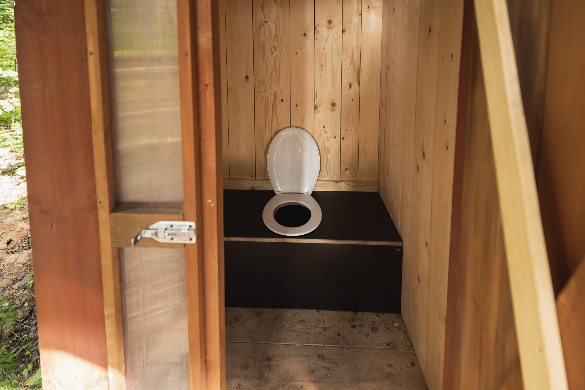 ההשפעה הסביבתית של שירותים ניידים כימיים ואיך לבחור פתרון אקולוגי