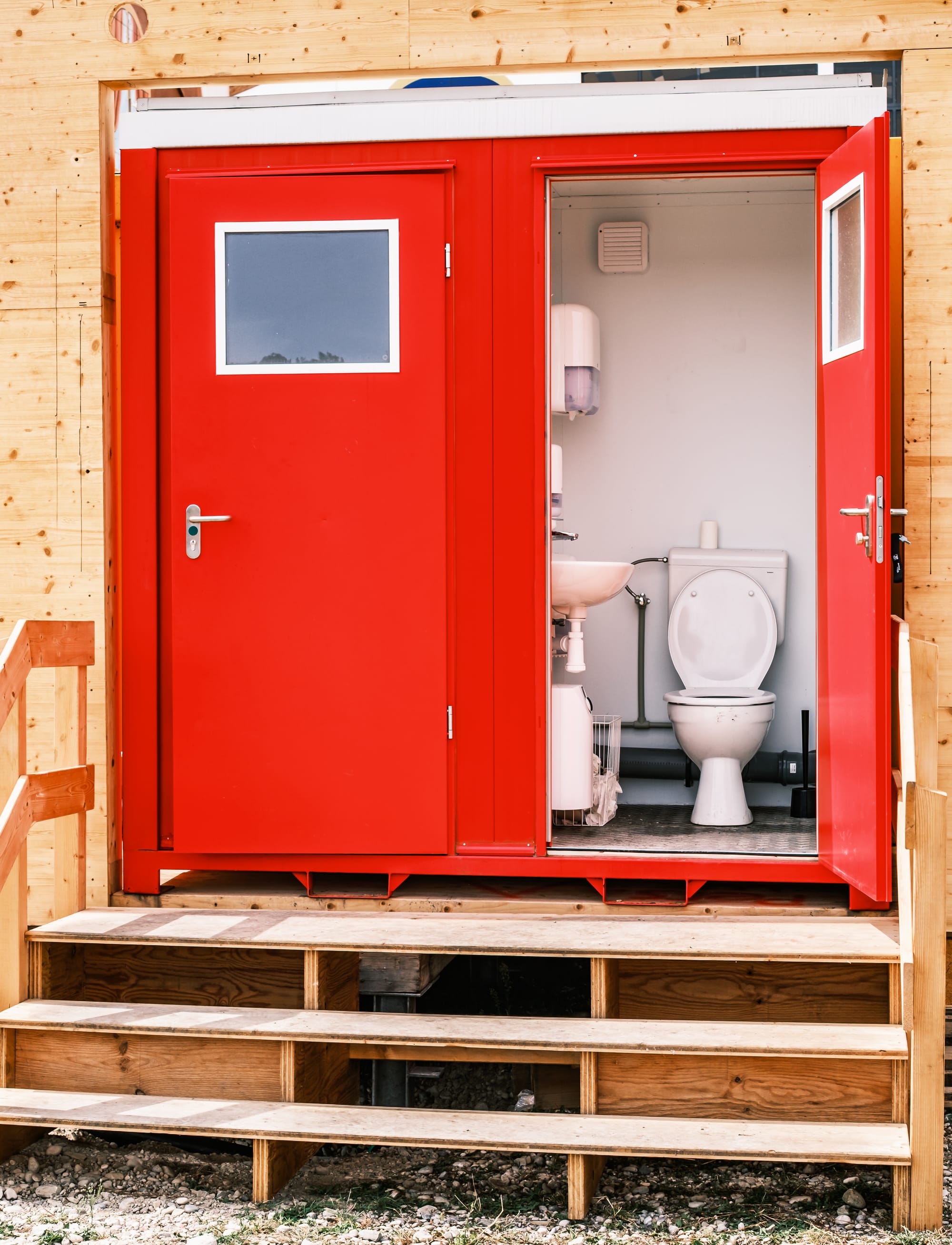 💍 שירותים ניידים לחתונה – פתרון יוקרתי לאירוע מושלם בטבע