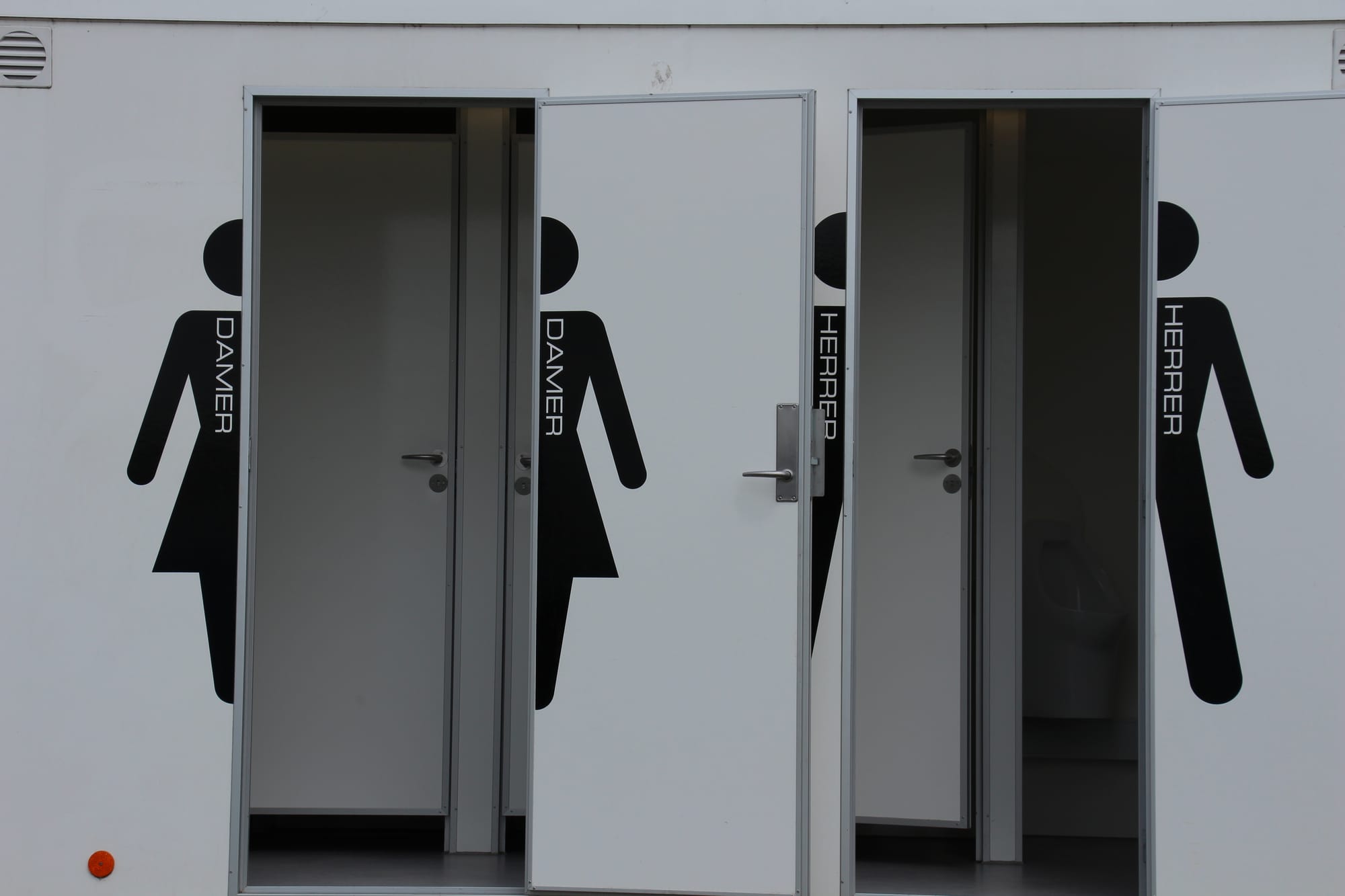 🌿 שירותים מפוארים באירועי טבע ופסטיבלים – חוויה נקייה בלב השטח