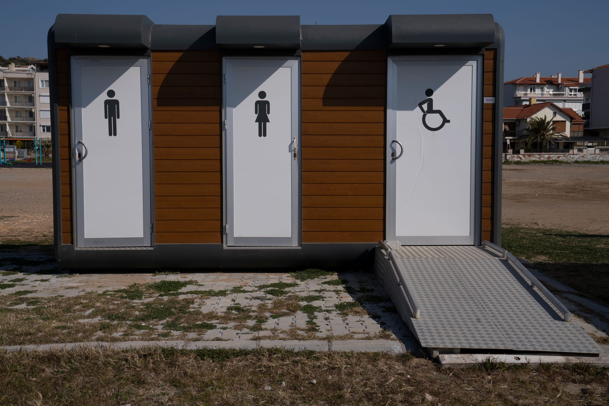 שירותים ניידים לחתונה – חוויית נוחות, יוקרה וניקיון באירוע המיוחד שלך