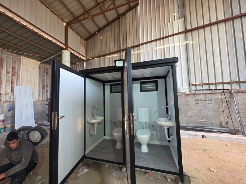 מבנה שירותים כפול לשטח