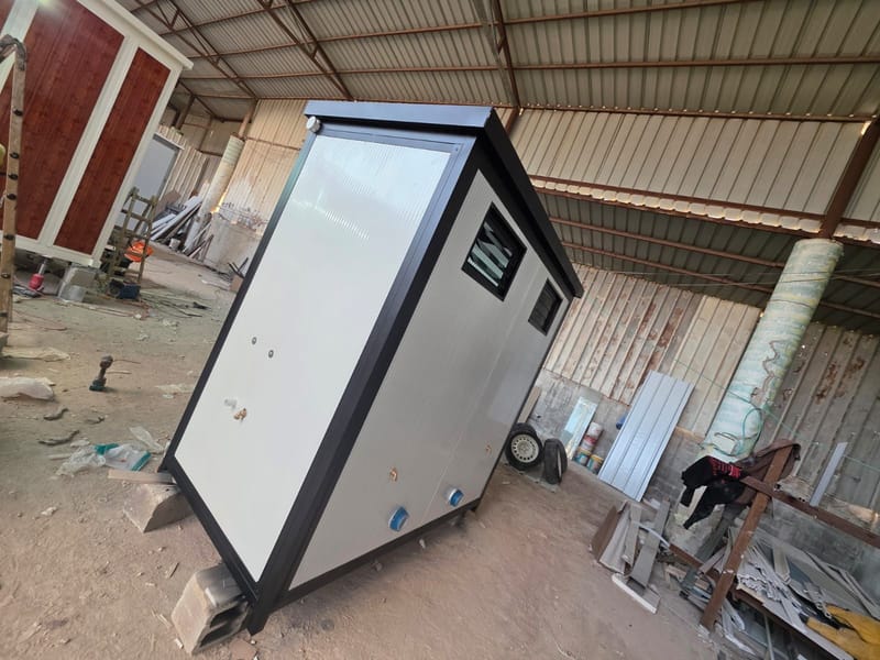 מבנה שירותים כפול לשטח