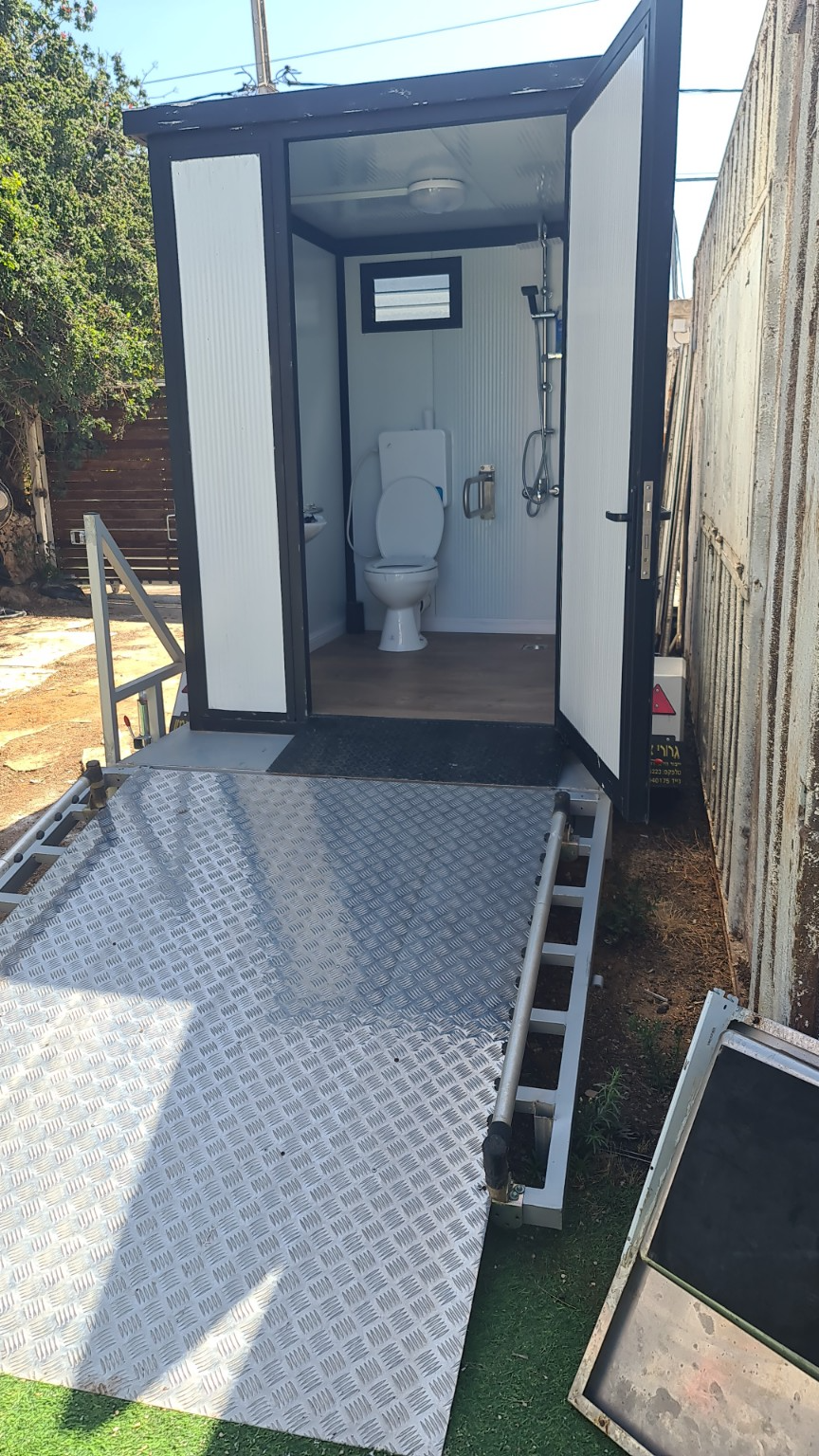 שירותים נגישים למכירה מבית EcoLoo עם רמפת גישה רחבה