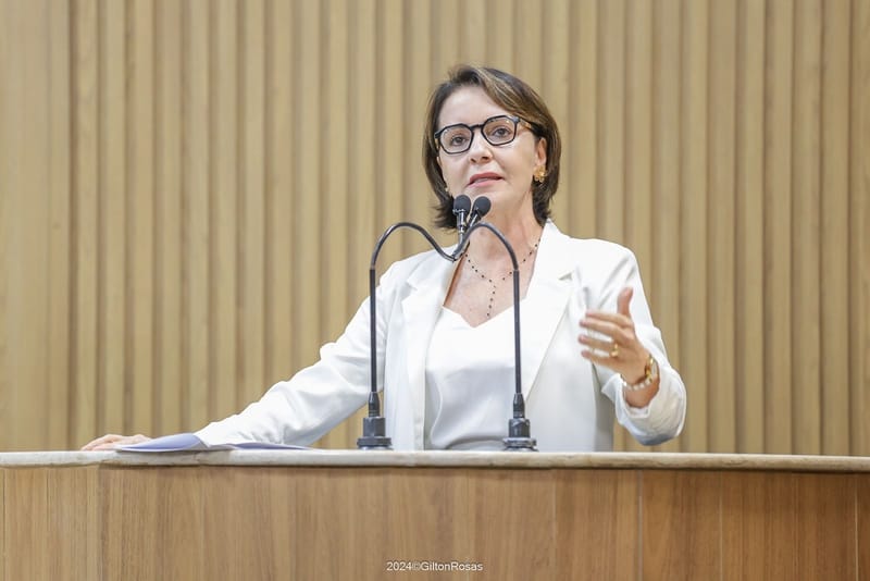 Prefeita de Aracaju, Emília Corrêa, cobra da Iguá  ações contra falta de água e buracos nas ruas.