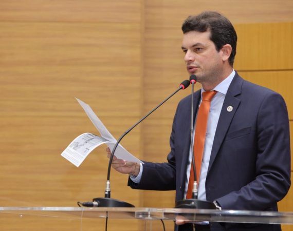 Paulo Júnior cobra fiscalização da Iguá Sergipe e questiona concessão de água e esgoto.