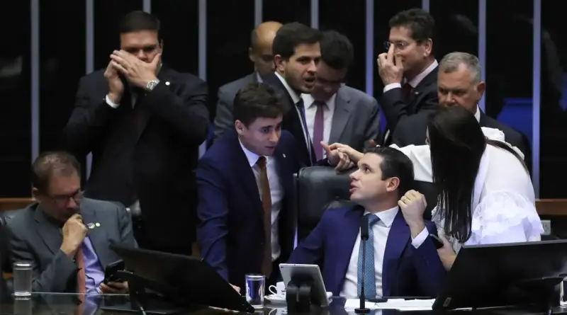PEC da Blindagem se estenderá a deputados estaduais e distritais.