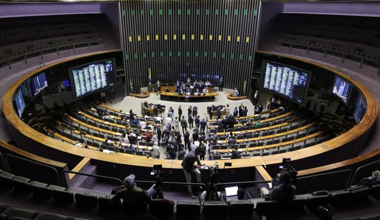 Oposição quer votar urgência à anistia nesta quarta; texto final ainda não foi definido.