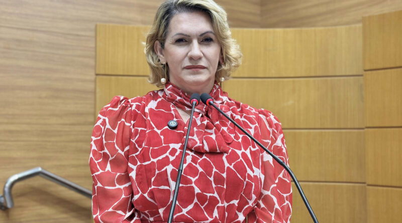 Linda Brasil expressa indignação com a aprovação da PEC da Blindagem.