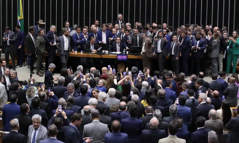 Corregedor da Câmara federal pede suspensão de 3 deputados envolvidos em motim.
