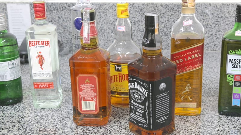 Polícia Civil apreende bebidas alcoólicas suspeitas de adulteração.