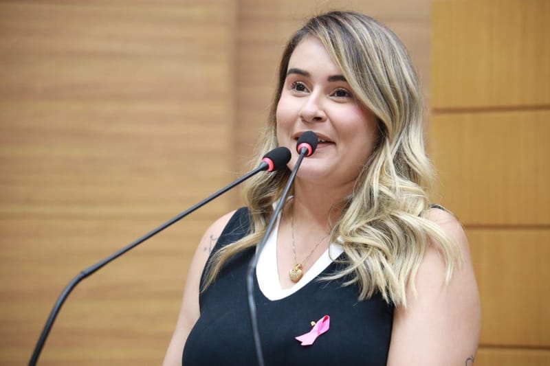 Animais livres de correntes: sancionada a Lei nº 9.766/2025 de autoria da deputada Kitty Lima.