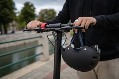 Monopattini elettrici: casco, targa e assicurazione obbligatori. Cosa cambia davvero nel 2026