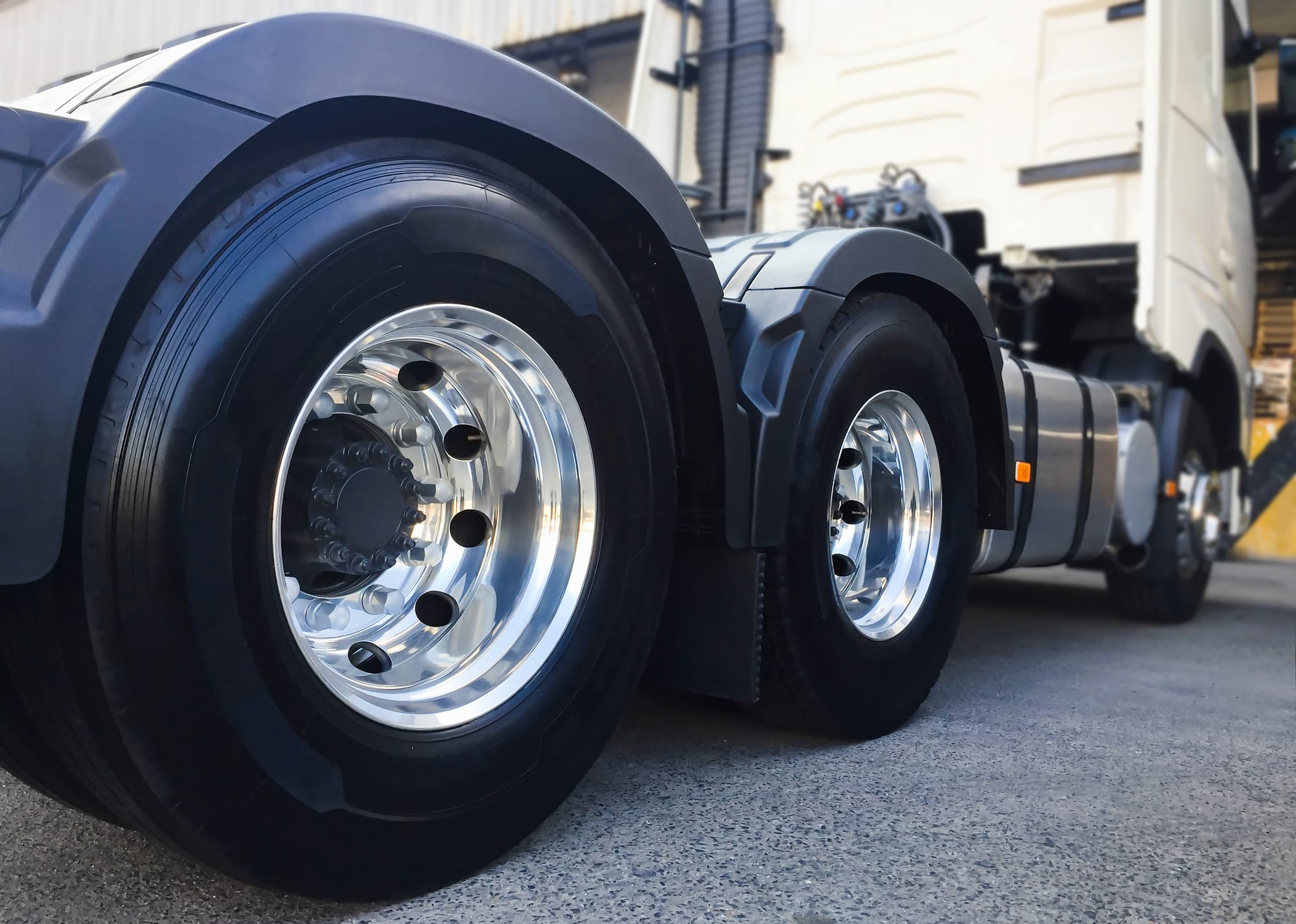 Top 10 Things to Check Before Choosing a Truck Tyre and Rim Supplier