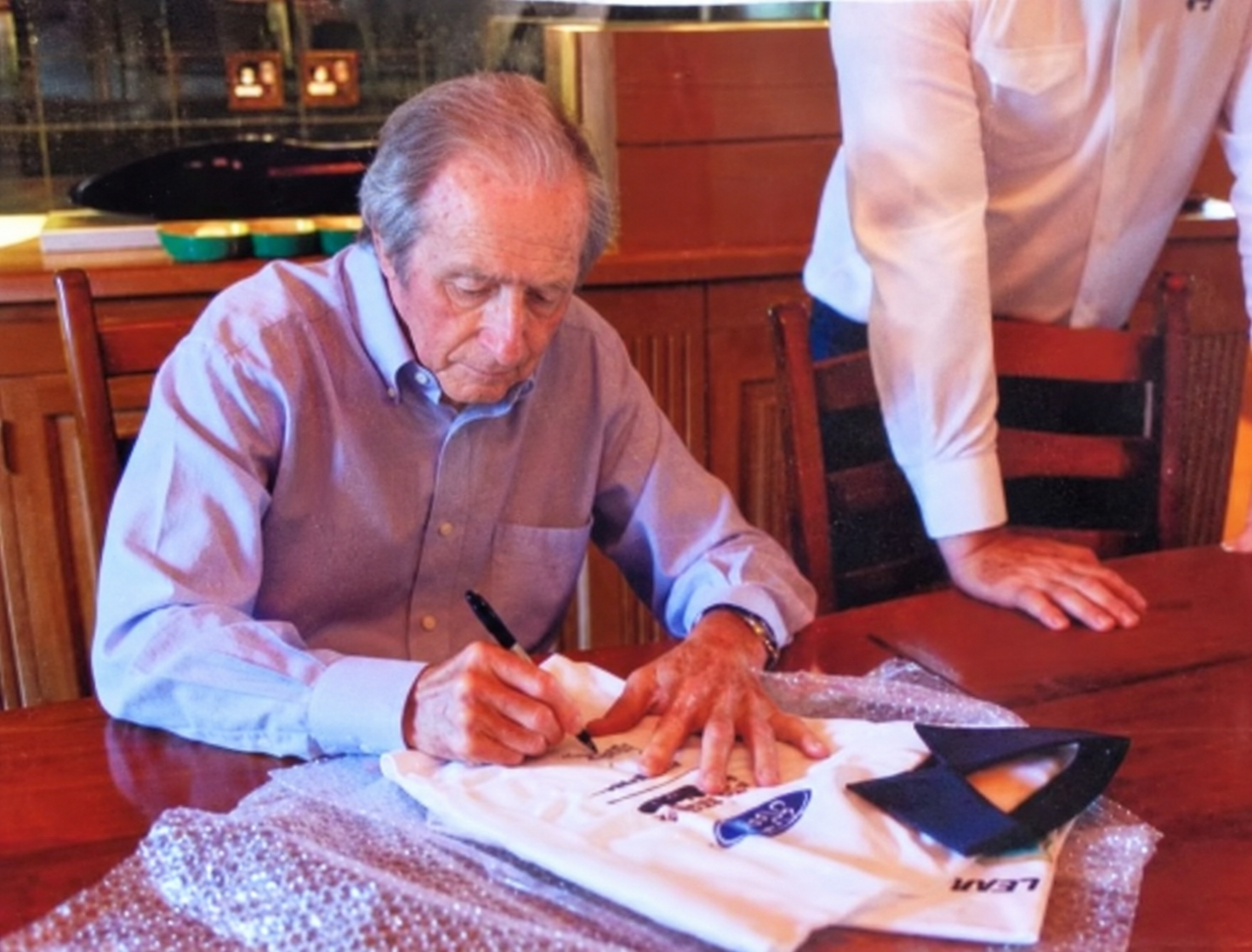 SIR JACKIE STEWART SIGNED STEWART GRAND PRIX F1 TEAM PIT CREW SHIRT 1988