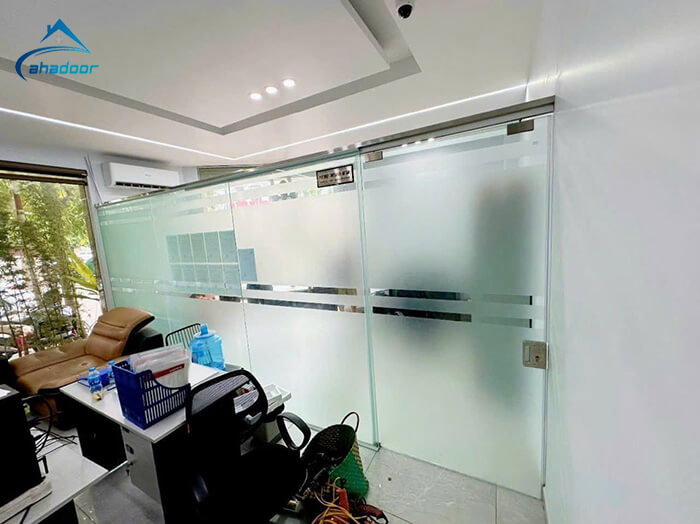 Cửa kính cường lực sử dụng khung inox tăng cứng