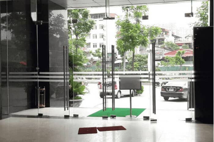 Thi công cửa kính cường lực 4 cánh trung tâm thương mại tại hà nội