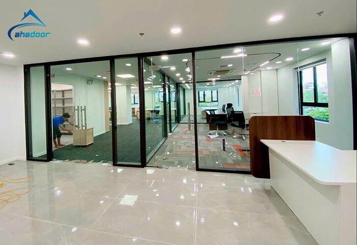 Thi công cửa kính cường lực mở quay bản lề sàn VVP