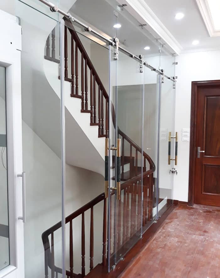 Vách kết hợp cửa lùa kính cường lực ngăn cầu thang