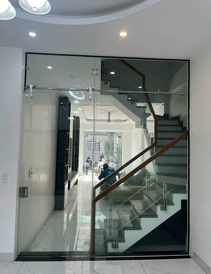 Ahadoor lắp đặt cửa lùa kính cường lực phòng khách