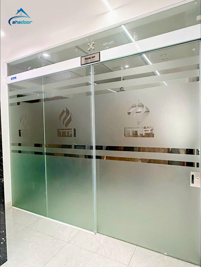 Mẫu cửa lùa treo kính cường lực ray nhôm Zamilldoor cao cấp tại Ahadoor Việt Nam