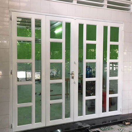 Mẫu cửa sắt kính cường lực mặt tiền nhà chắc chắn