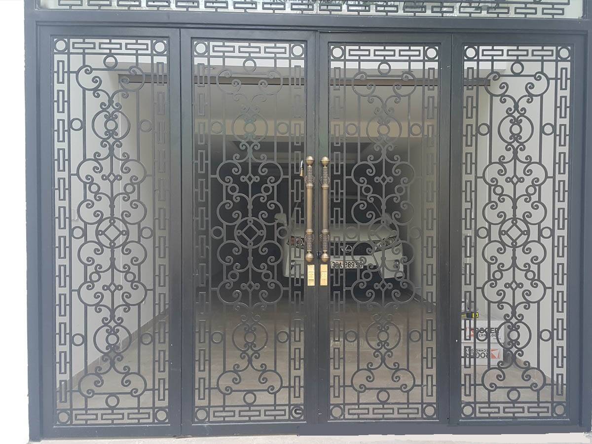 Mẫu cửa sắt hoa văn kính cường lực hiện đại tại Ahadoor