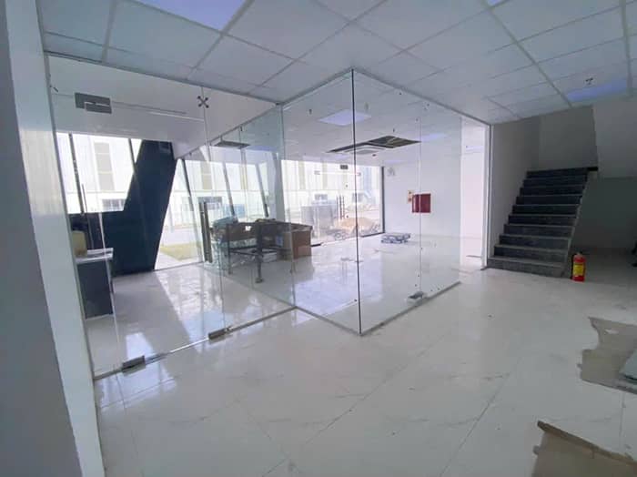 Lắp đặt mẫu cửa kính cường lực 1 cánh mở quay bản lề sàn