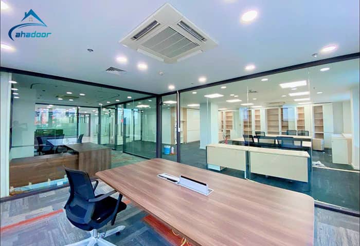 Mẫu cửa kính cường lực khung nhôm cánh mở bản lề sàn hiện đại cho văn phòng