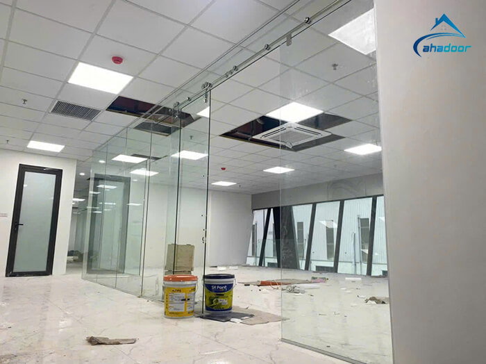 Mẫu cửa kính cường lực mở quay 2 cánh văn phòng showroom
