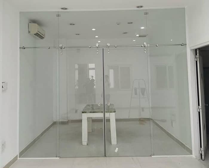 Lắp đặt cửa kính cường lực lùa 2 cánh treo tiện dụng