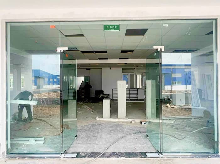 Hãy sử dụng ngay cửa kính cường lực Ahadoor để nhận những chính sách ưu đãi và bảo hành lâu dài