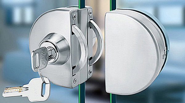Khóa bán nguyệt cửa lùa kính cường lực tại Ahadoor